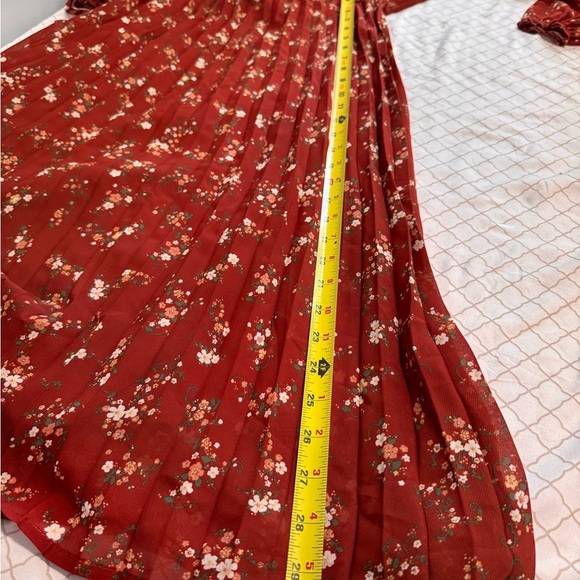 Elegant Long Sleeve Floral Dress in Red - Picture 8 of 10